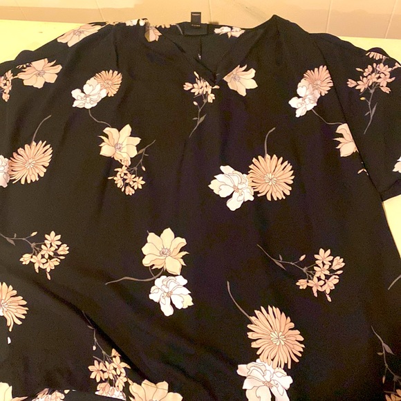 Black Washington casual top with pink and white flowers. Lightly used - Picture 1 of 3